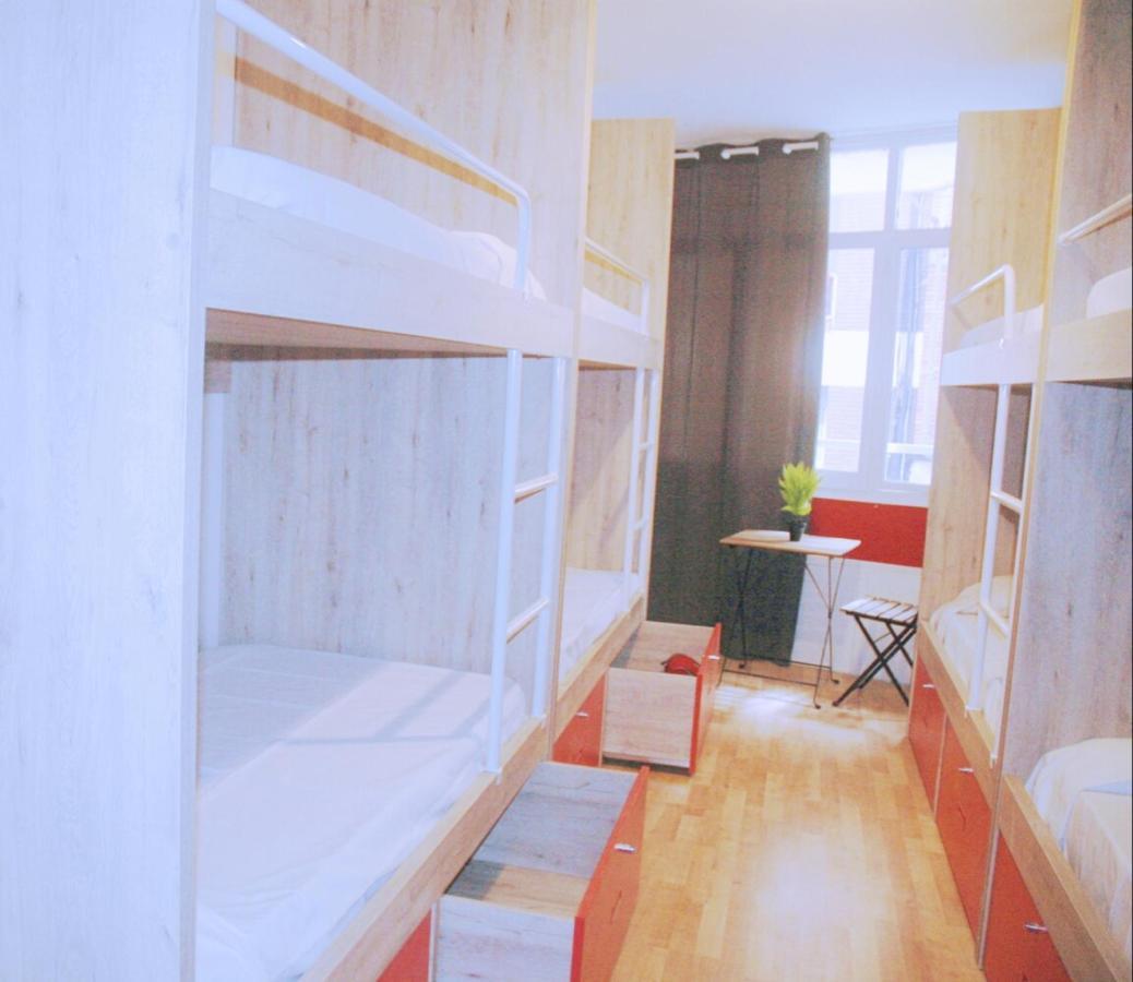 Хостел Break N Bed Барселона Экстерьер фото